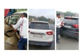 दिल्ली ट्रैफिक पुलिस चालान करते हुए