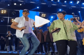 दुर्गा पंडाल पहुंचे Hrithik Roshan ने मचाया खूब धमाल, फाल्गुनी पाठक संग स्टेज पर किया डांस