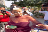 Urfi Javed Video: ट्रेडिशनल आउटफिट में 'पटाखा' बनकर निकलीं उर्फी जावेद, पैप्स को बांटी मिठाई
