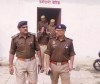 कानपुर के न्यू आजाद नगर चौकी में IG प्रशांत कुमार और एसपी आउटर समेत फील्ड यूनिट मौके पर जांच करते हुए