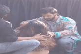 Varun Dhawan Viral Video: वरुण धवन ने बेहोश हुई फैन के लिए रुकवाया इवेंट, खुद दौड़कर यूं की मदद