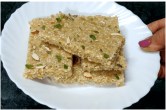 Til Mawa Gajak Recipe in Hindi, Til Mawa Gajak