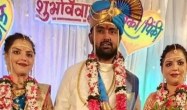 अपनी दोनों दुल्हनों के साथ युवक
