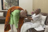 मां हीराबेन से आशीर्वाद लेते पीएम मोदी.