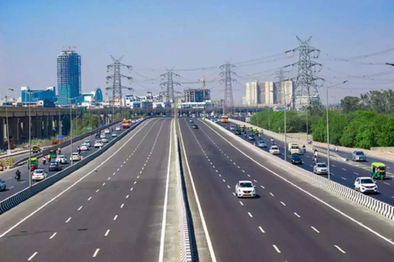Noida News, Noida Greater Noida Expressway, Advant Tower, Advant Underpass, Noida Traffic