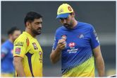 Stephen Fleming reacts to Mahendra Singh Dhoni's six hitting