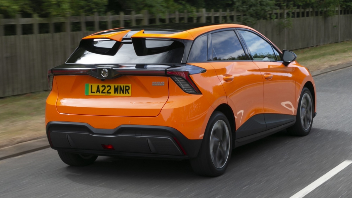 MG 4 EV Car Charge in half a hour in single charge give 450 km range know price features mileage 