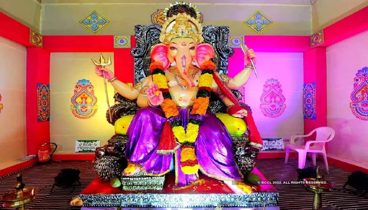 Thieves Stolen Money From Ganesh Pandal In Maharashtra