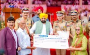पंजाब के सीएम मान सिंह ने शहीदों को दिया मान, ड्यूटी के दौरान शहादत पाने वालों के परिवारों को सौंपे तीन करोड़ रुपए के चैक
