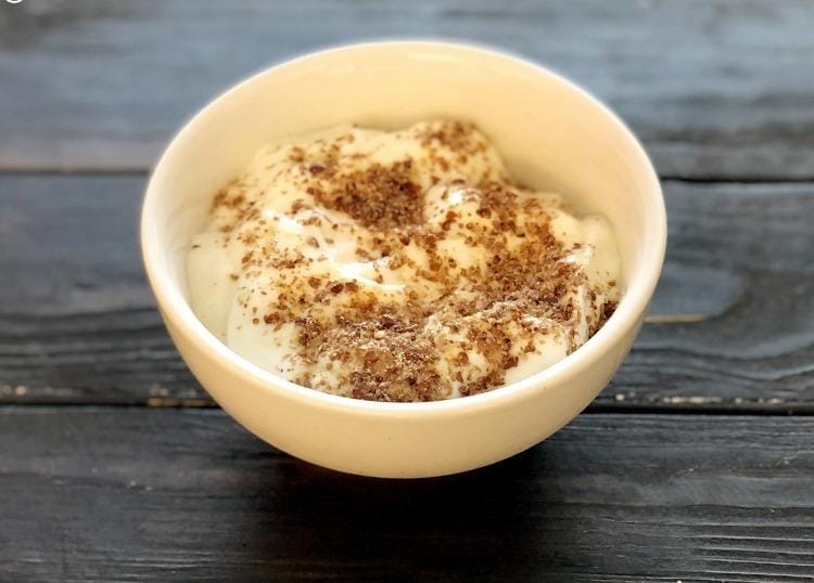 Curd and flax seeds