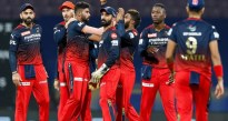 IPL 2024 RCB player England Cricketer Tom Curran Ruled Out From League Knee Injury