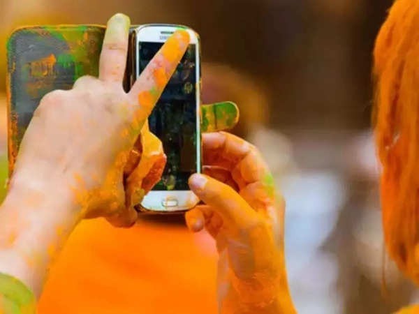 How to Clean Mobile After Holi