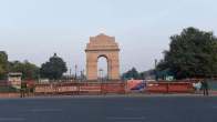 दिल्ली में बारिश से तापमान में गिरावट आई है।
