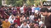 कोचिंग संस्थान के बेसमेंट में डूबने से तीन छात्रों की मौत के बाद प्रदर्शन करते प्रतियोगी छात्र