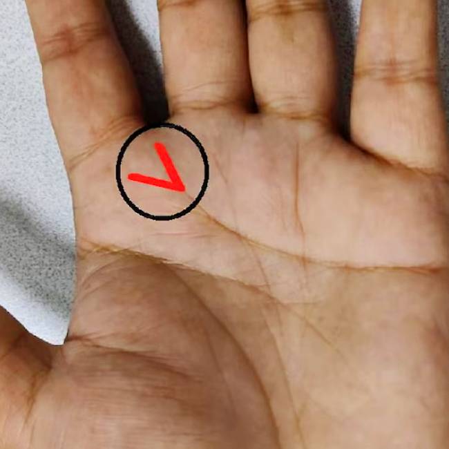 v-mark-on-heartline-palmistry