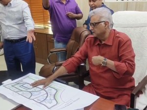 फिल्म निर्माता बोनी कपूर फिल्म सिटी का नक्शा देखते हुए