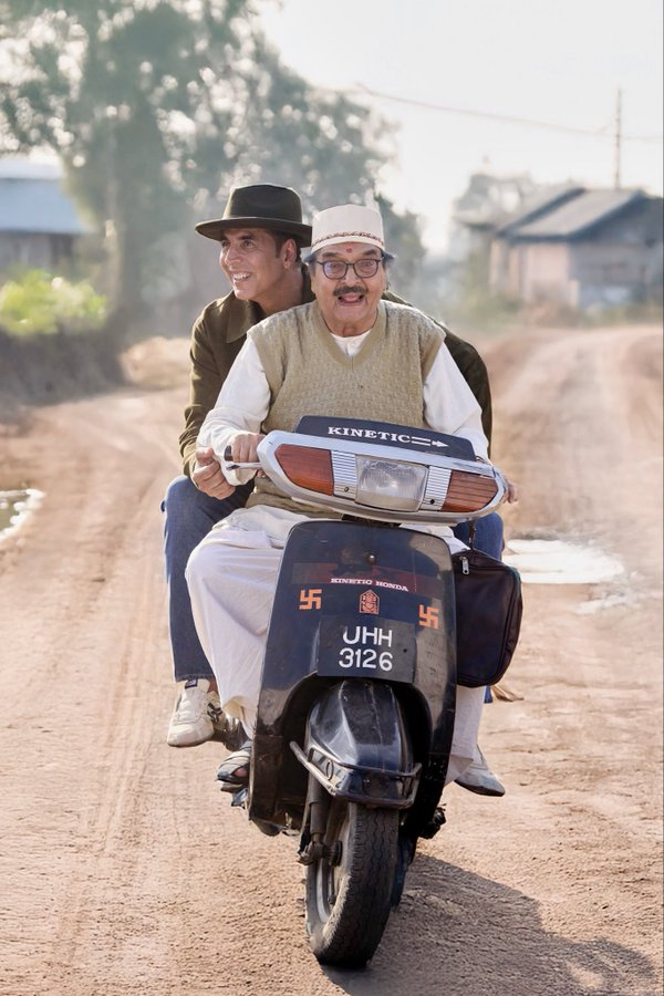 Asrani With Akshay kumar