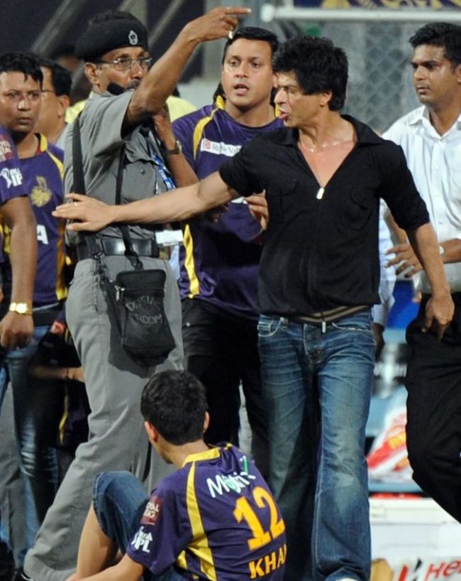 वानखेड़े स्टेडियम में शाहरुख खान का विवाद
