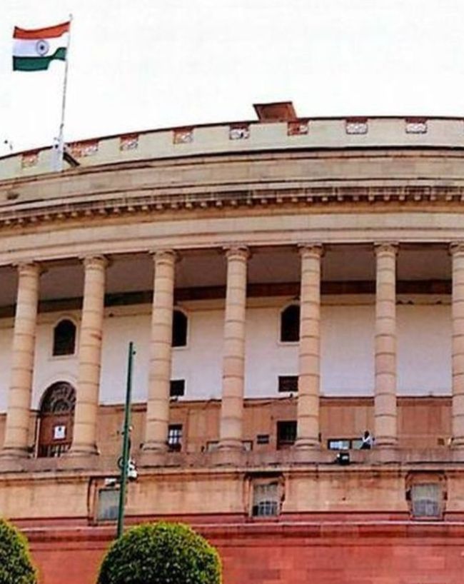 दोनों का फाइनेंशियल बैकग्राउंड बिल्कुल अलग