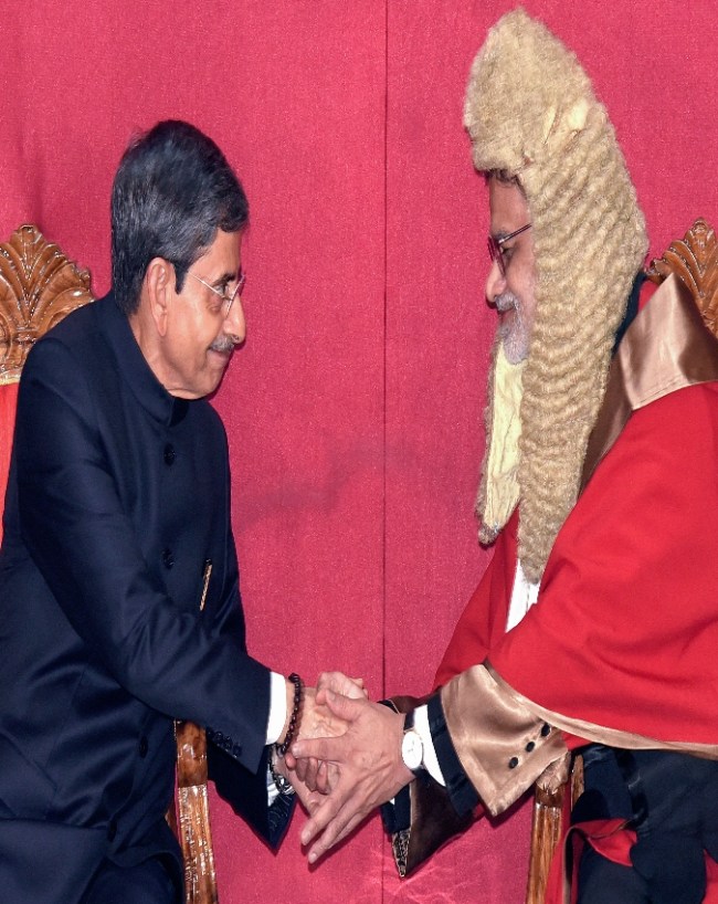 क्यों पहनते हैं आज भी ऐसी पोशाक?