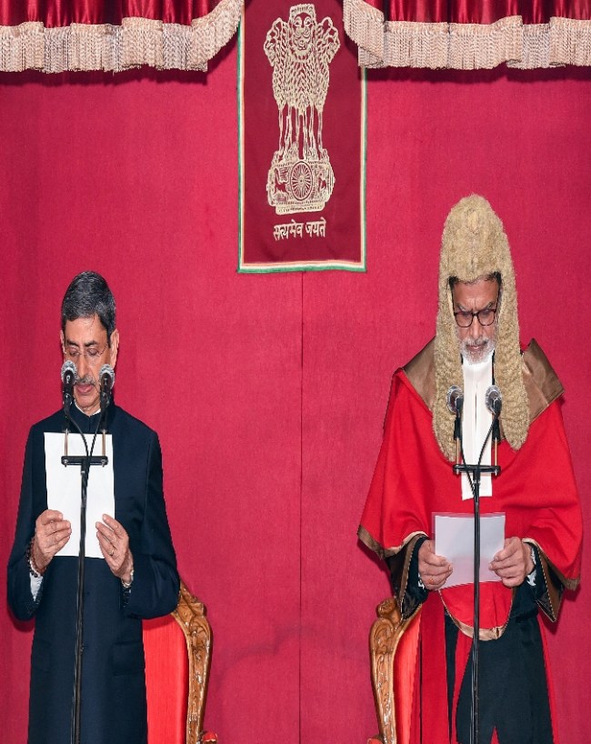 कलकत्ता हाईकोर्ट के चीफ जस्टिस सुजॉय पॉल ने दिलाई शपथ