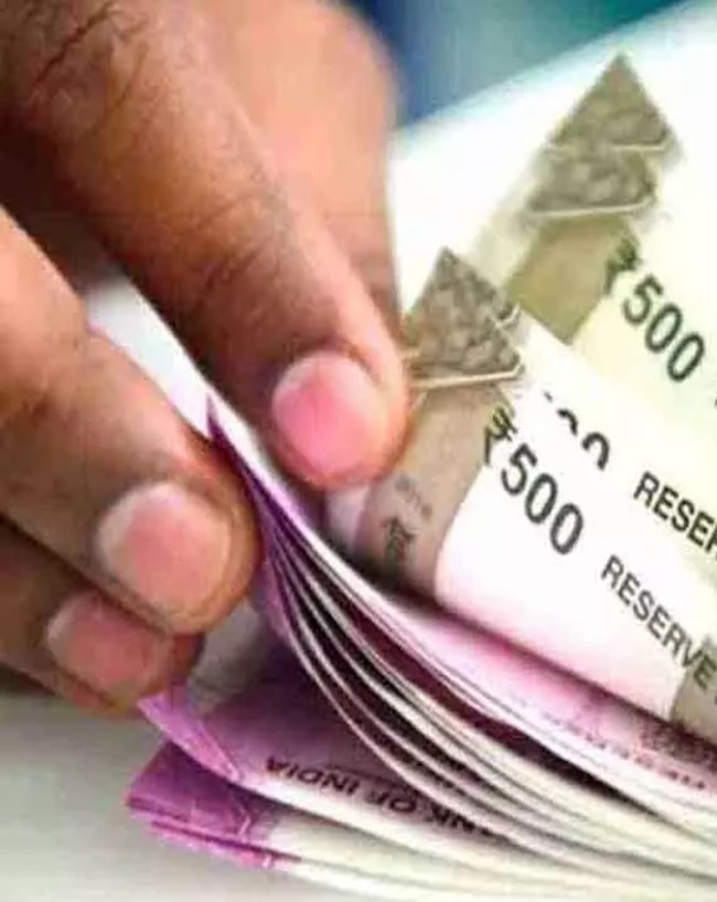 मृत कर्मियों की विधवाएं और आश्रित बच्चे लाभार्थी
