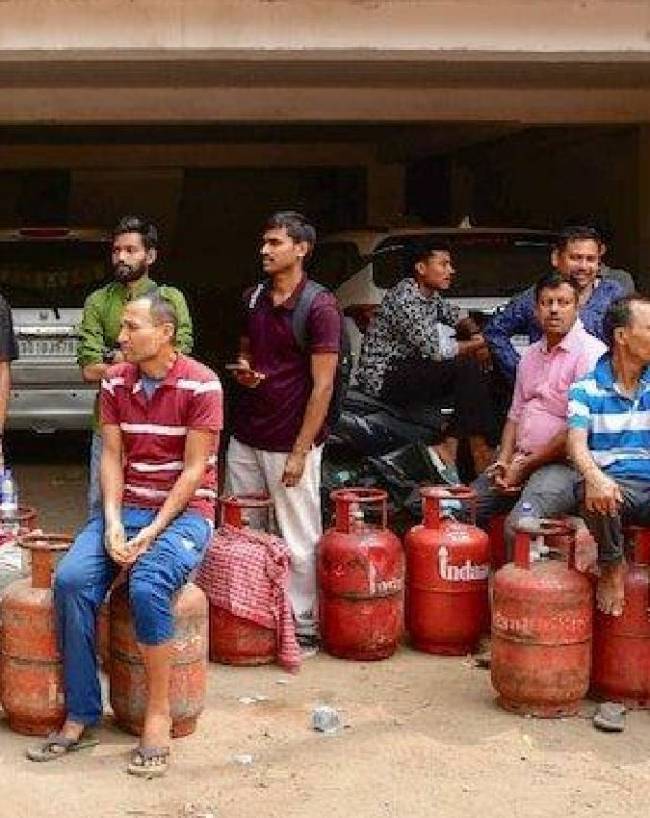 क्या गुब्बारों में गैस भरकर बन रहा है खाना?