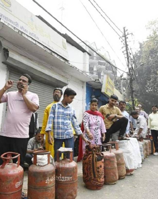  पाक में 11.8 किलो सिलेंडर की कीमत है 1046 रुपए