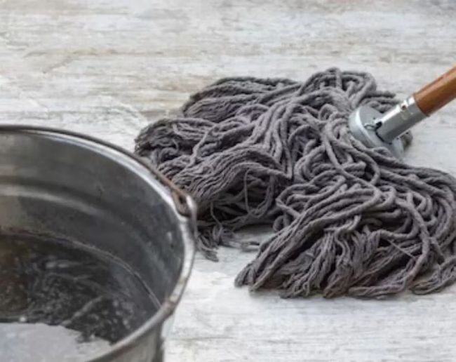 फर्श पर पानी का पोछा