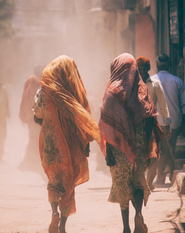 दोपहर के समय घर से बाहर निकलना मुश्किल