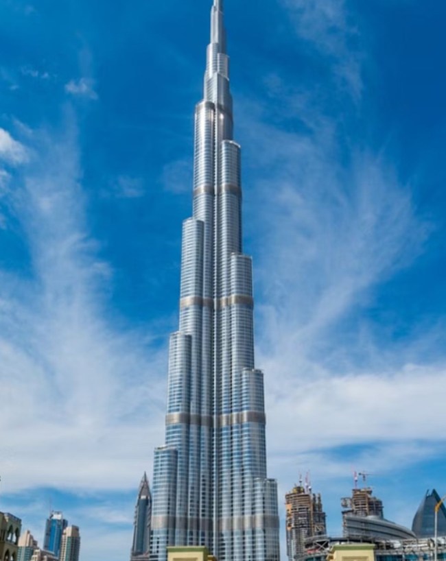 कितना भारी है बुर्ज खलीफा?