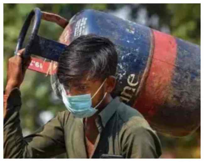कमर्शियल सिलेंडर (19 kg) क‍ितना महंगा हो सकता है