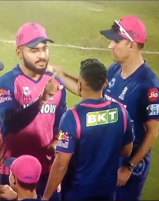 मैदान पर अपनी टीम के खिलाड़ी से लड़े 