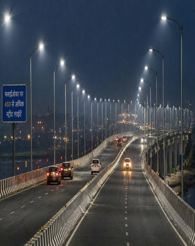 फ्लाईओवर पर 450 से अधिक स्ट्रीट लाइटें