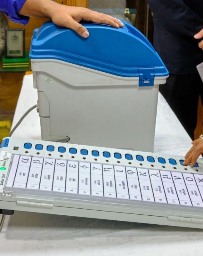 एक EVM में कितने उम्मीदवार और वोट?