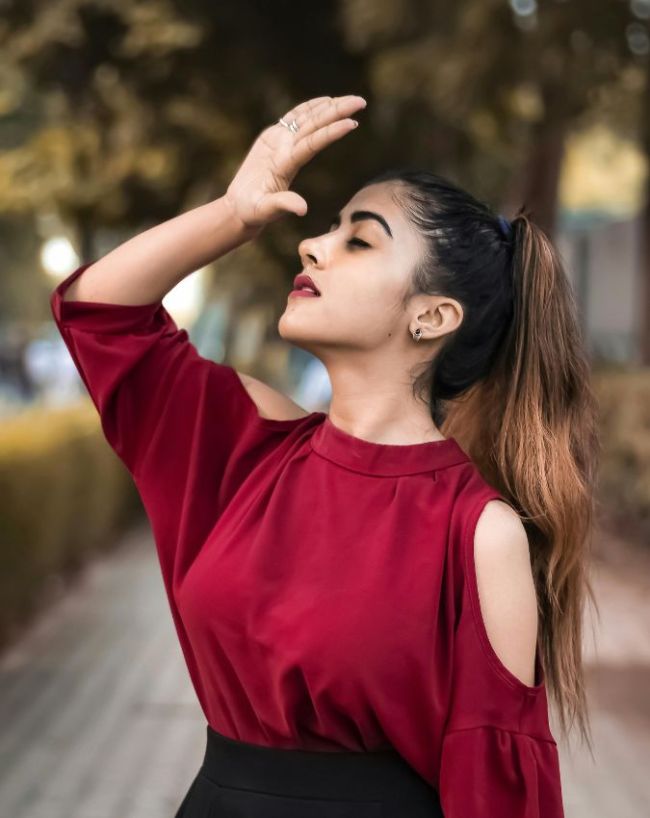 गहरा लाल या महरून 