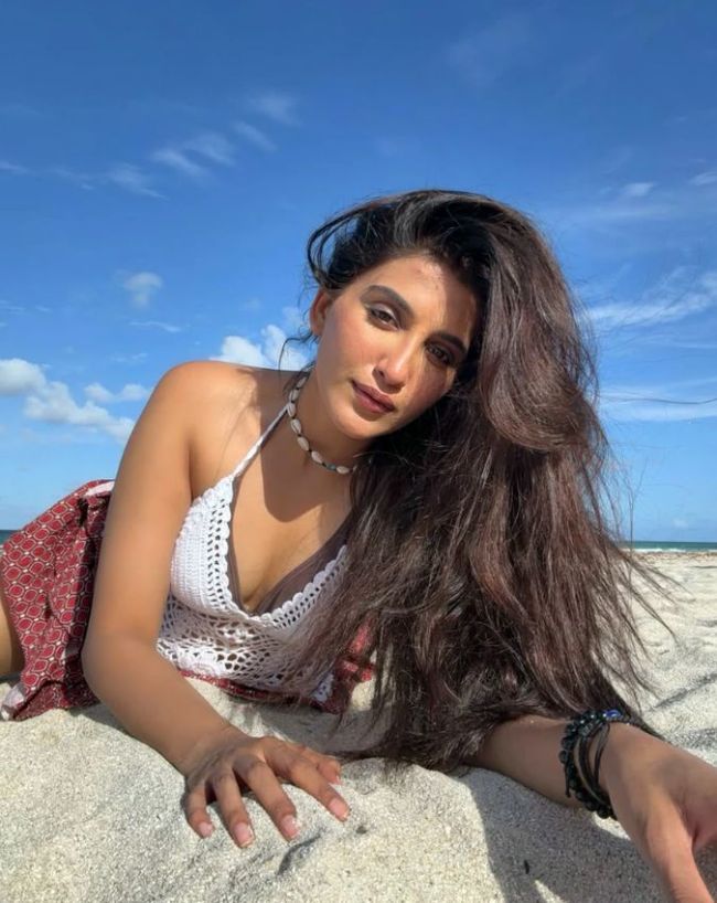 कॉन्फिडेंस के साथ किया पोज