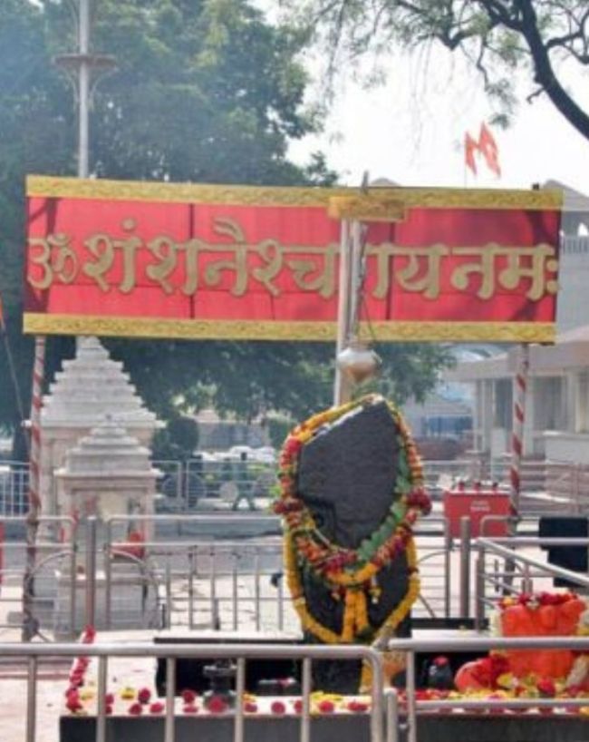 गांव में स्थापित की गई शिला 