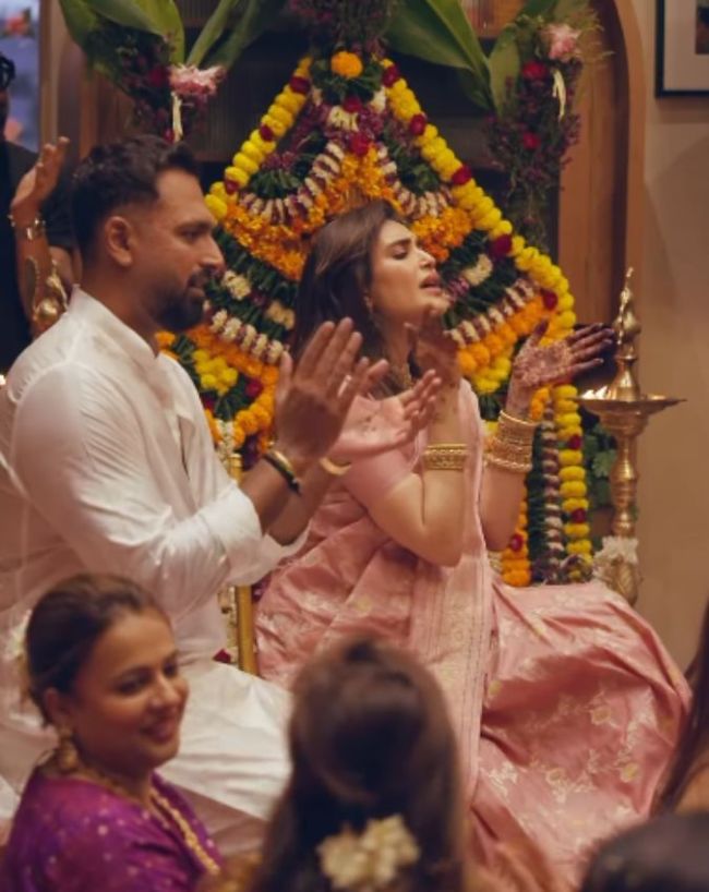  परिवार और क्लोज फ्रेंड ने सजाई शाम