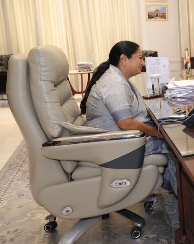 CM रेखा की कुर्सी वायरल