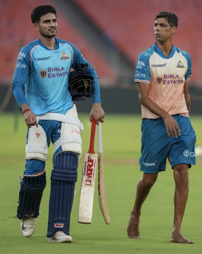 150 छक्के से 4 कदम दूर