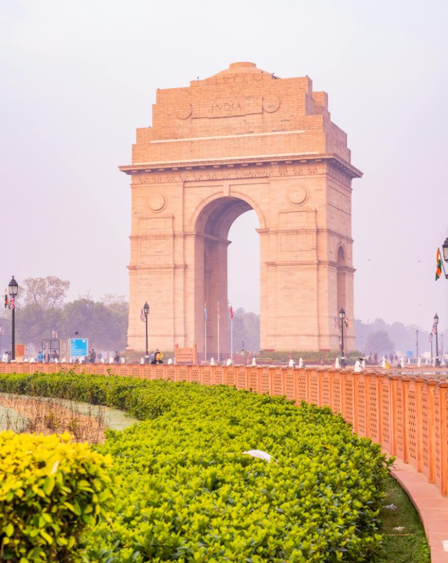किससे खरीदा गया था यह बंगला?