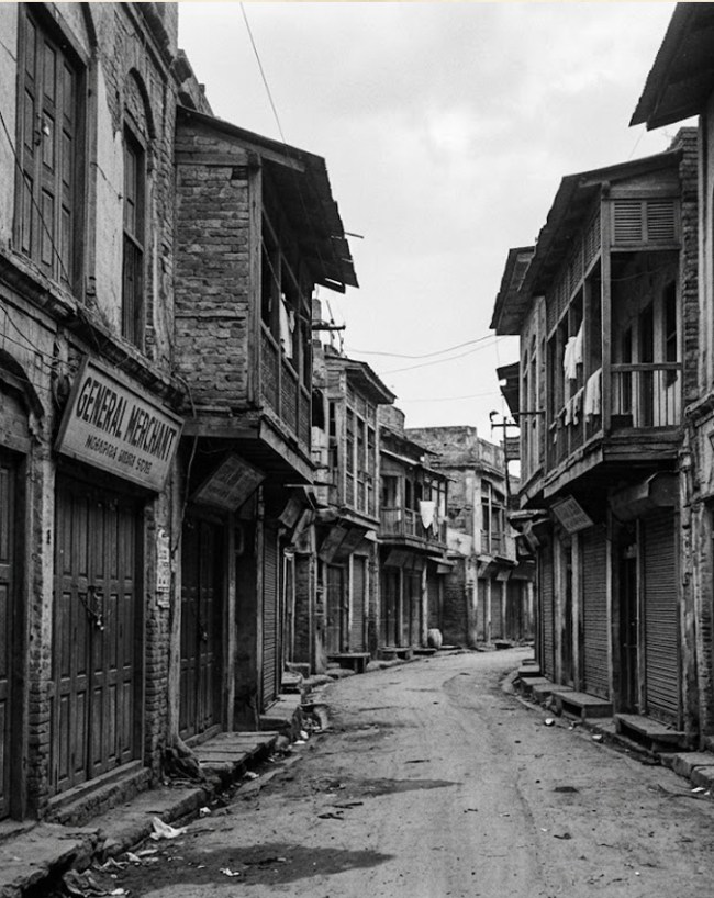बाजार बंद, सड़कों पर परस गया था सन्नाटा