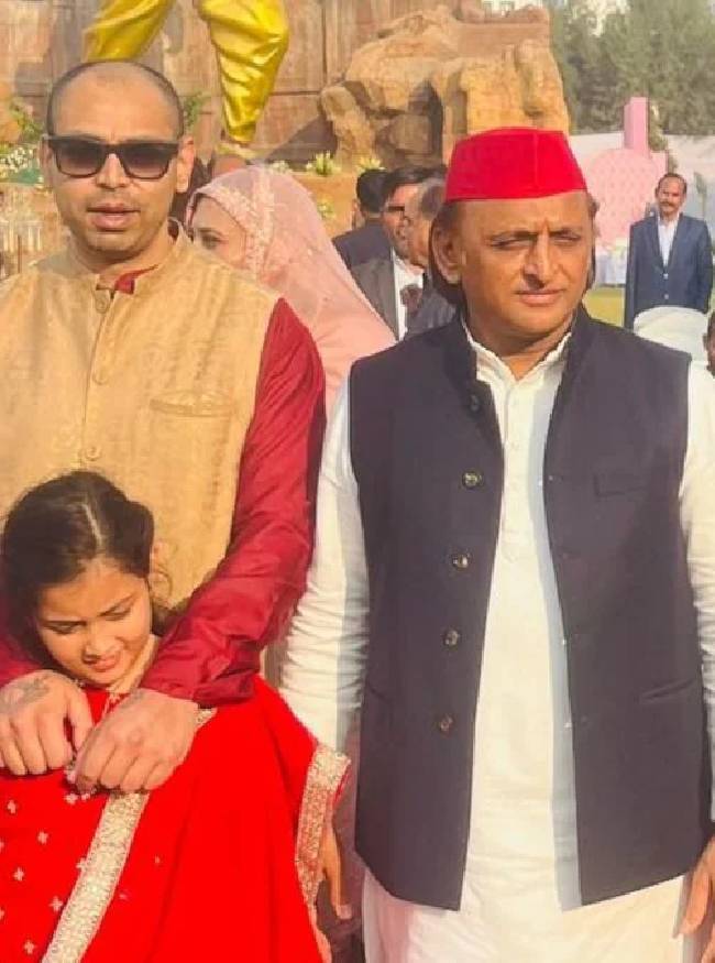 अखिलेश यादव के सौतेले भाई