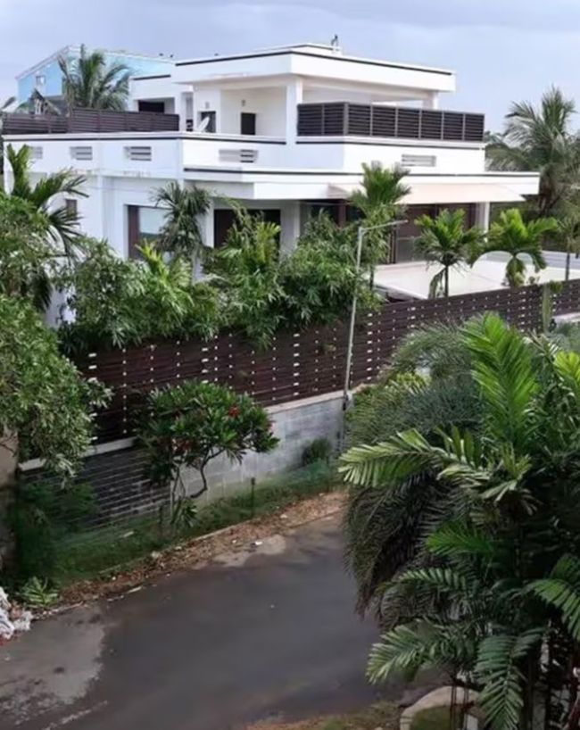 विजय का आलीशान बीच हाउस
