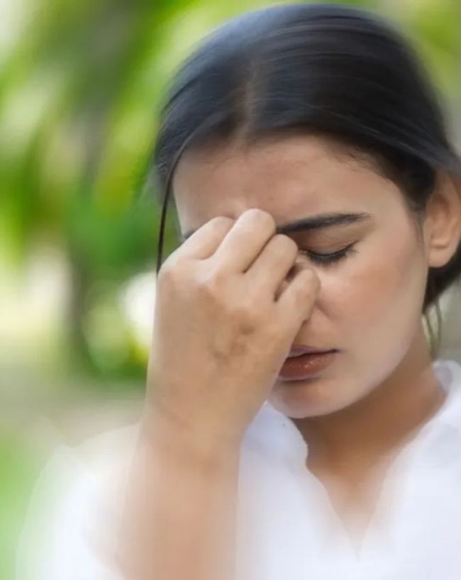 आंखों में दर्द और धुंधलापन होना 