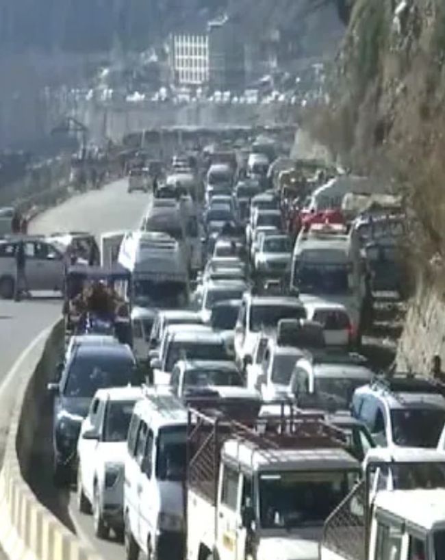 सोशल मीडिया पर वायरल हो रहे वीडियो