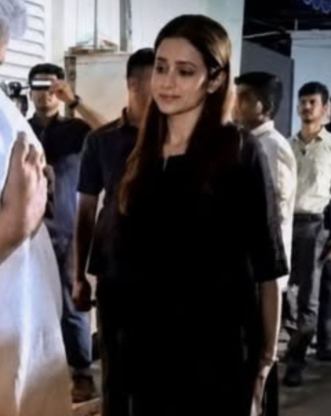 तृषा कृष्णन के चेहरे पर दिखी उदासी