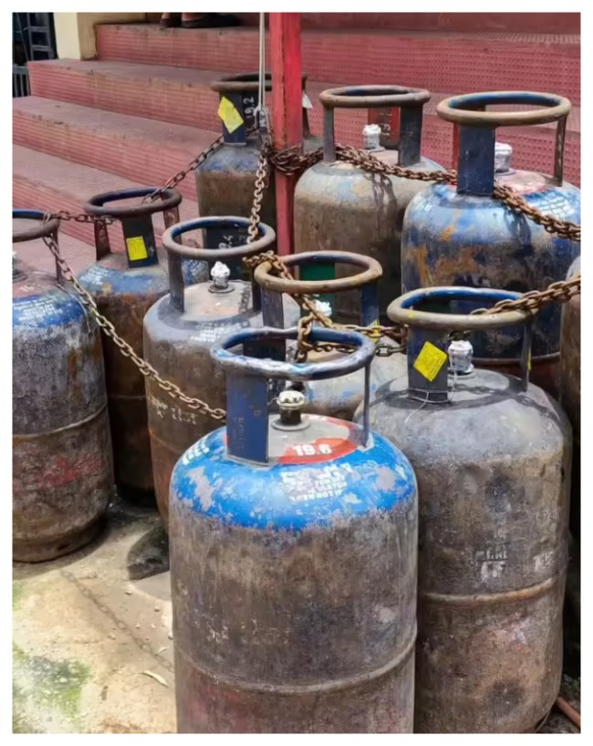 कमर्शियल गैस सिलेंडर (19 kg) ने बढ़ाई होटल और रेस्टोरेंट मालिकों की टेंशन