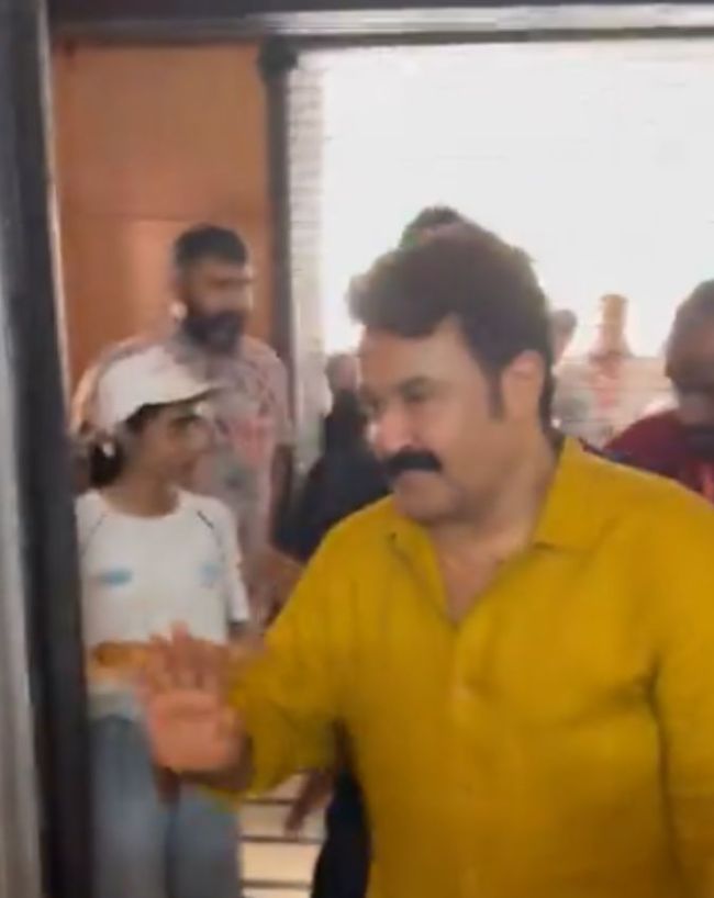 थिएटर में पहुंचे मोहनलाल